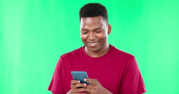 Texting Phone Black Man Green Screen Studio Happy Chatting Browsing — Stock Video