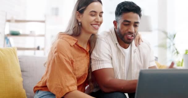 Mutlu Çift Dizüstü Bilgisayarda Sallıyor Ses Iletişimi Dijital Bağlantı Sohbet — Stok video
