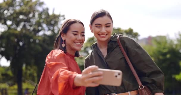 Happy Ženy Přátelé Venku Selfie Sbližování Víkendové Prázdniny Sociální Média — Stock video