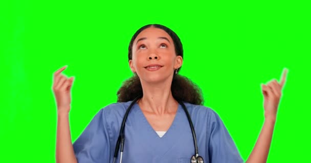 Pantalla Verde Enfermera Mujer Con Apuntando Hacia Arriba Para Maqueta — Vídeo de stock