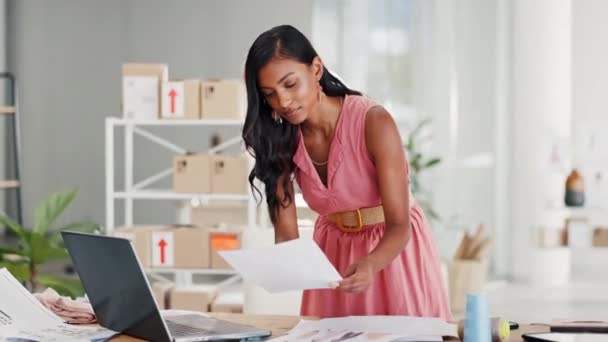 Wanita Perancang Busana Laptop Dan Kertas Untuk Bisnis Startup Logistik — Stok Video
