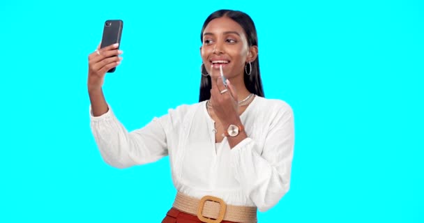 Mujer Selfie Lápiz Labial Por Fondo Estudio Para Belleza Cosméticos — Vídeos de Stock