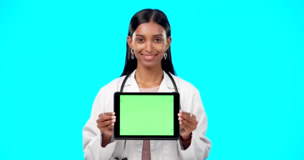 Tablette Écran Vert Visage Médecin Isolé Sur Fond Bleu Application — Video