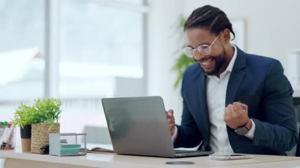 Portátil Éxito Celebración Del Hombre Negro Oficina Para Meta Objetivo — Vídeo de stock