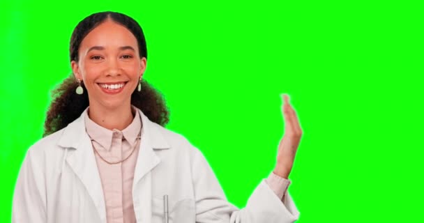 绿色屏幕 医生和妇女与手掌空间在工作室隔离的背景 人脸肖像 医学科学家和快乐的人 带有手模 产品投放或营销广告 — 图库视频影像