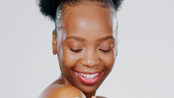 Mujer Negra Cara Crema Retrato Belleza Producto Cosmético Resplandor Cuidado — Vídeo de stock