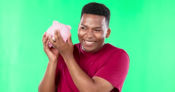 利益とモックアップの背景に予算のための緑のスクリーンスタジオで幸せな男 顔と貯金箱 肖像画 お金箱と黒の男性が金融成長 融資や投資銀行のために興奮 — ストック動画