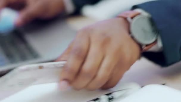 Telefonu Görüşmesi Gülen Ofiste Siyah Bir Adam Dizüstü Bilgisayarla Uğraşırken — Stok video