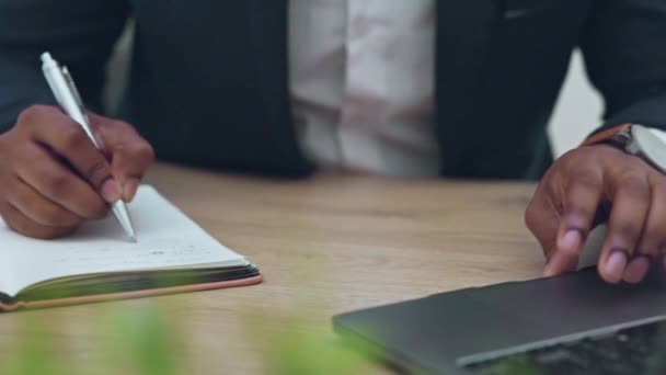 Ręce Laptop Pisanie Notatniku Biznesmenem Przy Biurku Biurze Planowania Firmy — Wideo stockowe