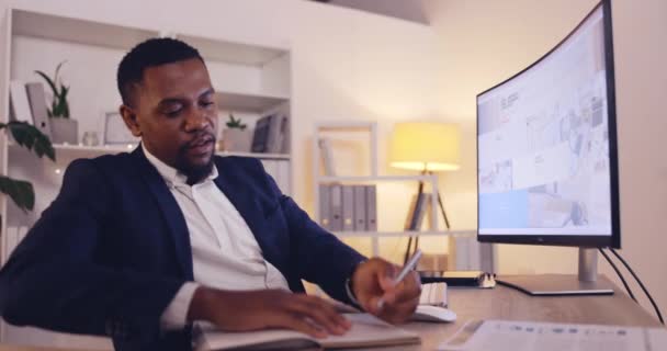Pisanie Planowanie Biznes Czarny Człowiek Komputerze Biurze Pracuje Późna Strategię — Wideo stockowe