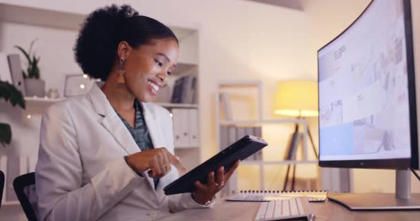 商务和平板电脑 办公室里有黑人妇女 负责网站 品牌和数字营销 在计算机上与女雇员一起进行评审 夜间和公司工作 以便进行规划 提出建议和作出承诺 — 图库视频影像