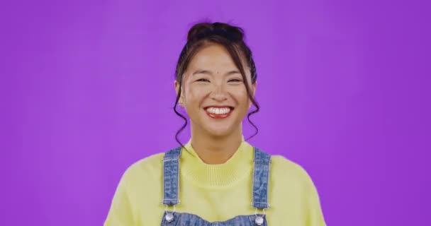 Обличчя Смішна Азіатська Жінка Мирним Знаком Успіхом Щастям Проти Фіолетового — стокове відео