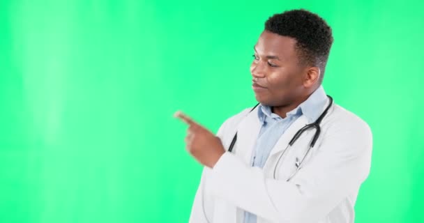 Doctor Sonrisa Hombre Negro Apuntando Pantalla Verde Estudio Aislado Una — Vídeo de stock