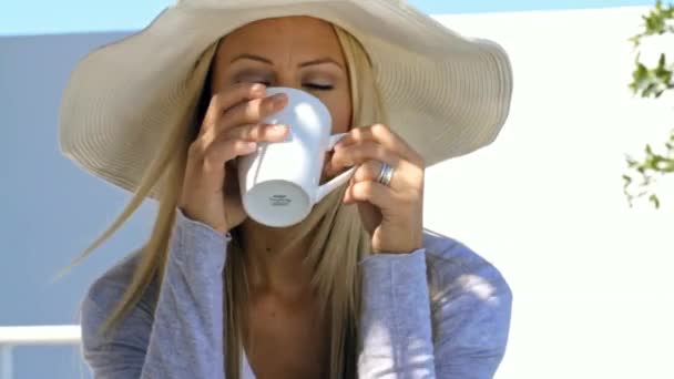 Kaffee Trinken Und Eine Frau Entspannen Morgens Freien Ihrem Garten — Stockvideo