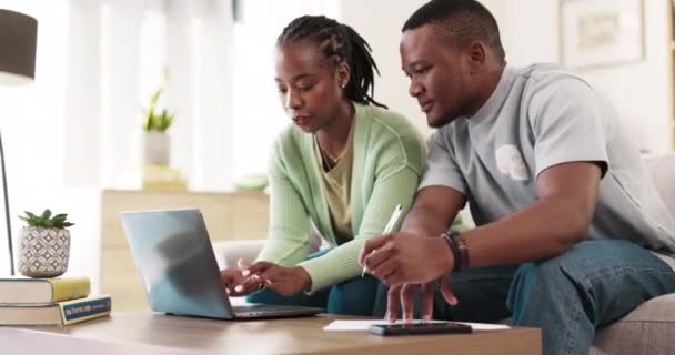 Συνεργασία Laptop Ζευγάρι Που Μιλάει Στο Σπίτι Οικονομική Έκθεση Πληρωμή — Αρχείο Βίντεο
