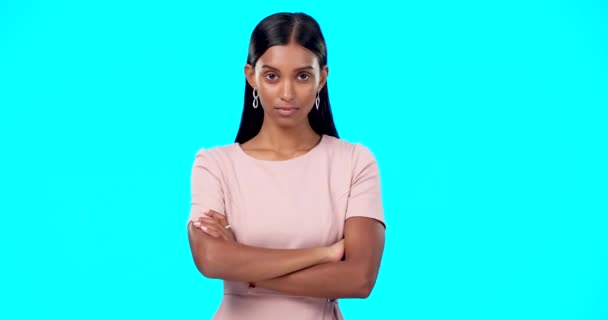 Skuffet Trist Portræt Kvindearme Krydsede Ulykkelig Irriteret Isoleret Studieblå Baggrund – Stock-video