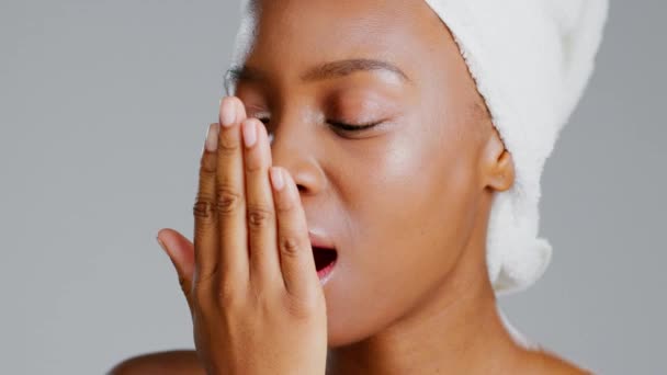 Prysznic Test Oddechowy Poranne Pielęgnowanie Czarnej Kobiety Studiu Rutyną Piękności — Wideo stockowe