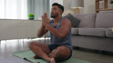 Meditasyon, zen ve erkek bir evde yoga yapıyor ya da oturma odasında egzersiz, egzersiz ve spor yapıyor. Sakinlik, eğitim ve erkek meditasyon sağlık, sağlık ve ruhsal olarak.