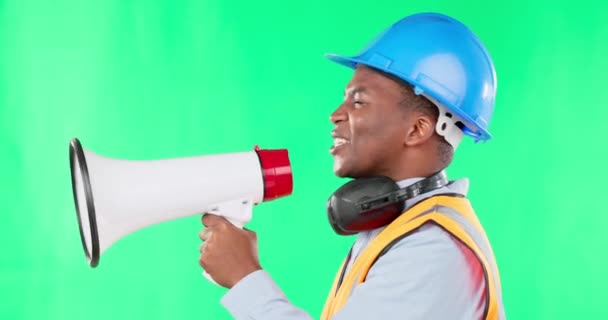 Hablar Construcción Hombre Negro Con Megáfono Una Pantalla Verde Aislado — Vídeo de stock
