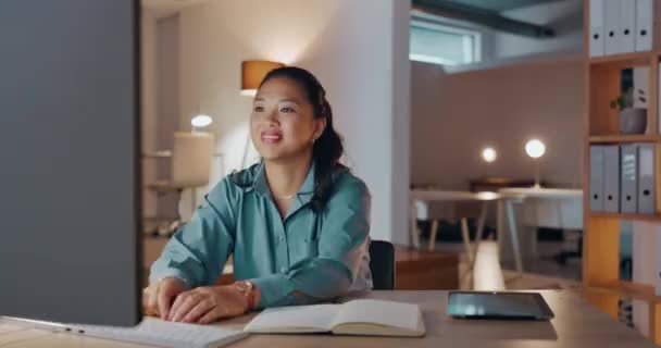 夜间和亚洲女性的兴奋 掌声和庆祝促销 企业交易和成功 女企业家和女经理 工作到很晚 快乐和有成就感 — 图库视频影像