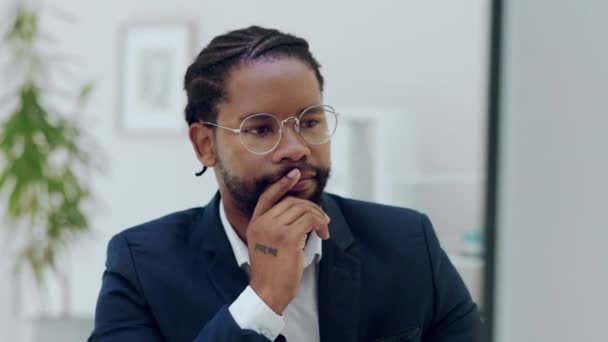 Hombre Negro Negocios Pensamiento Estrés Oficina Con Ansiedad Cansado Plazo — Vídeos de Stock