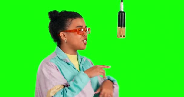 グリーンスクリーンマイク ラッパー 女性の歌 録音ボイストラック ヒップホップ音楽 歌手のパフォーマンス レトロ音楽家 クロマキーアーティストとGen Z女性ラップ上のラジオスタジオの背景 — ストック動画