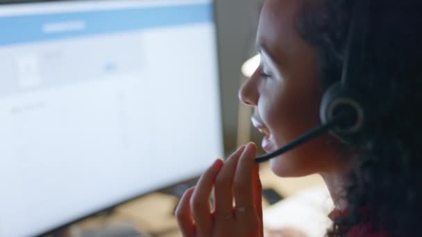 Müşteri Destek Bilgisayarı Tele Pazarlama Danışmanlığı Bizimle Iletişim Kuran Kadın — Stok video