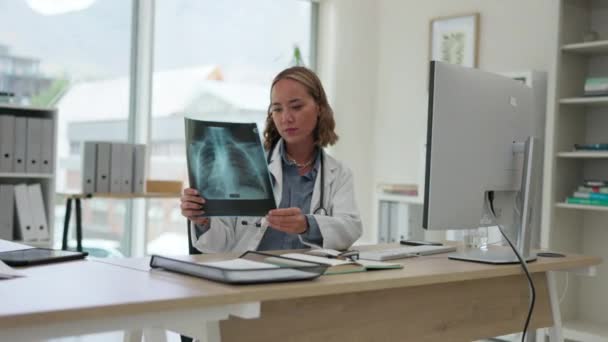 アジアの女性 医師と健康診断のためのコンピュータ上のX線をチェック 病院での研究や計画の手術 診療所で肺X線検査を受けた女性医療従事者 — ストック動画