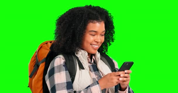 Grüner Bildschirm Telefon Wandern Und Glückliche Frau Tippen Sms Oder — Stockvideo