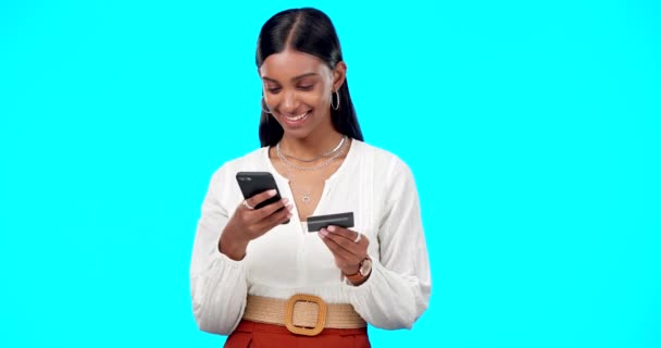 有信用卡的妇女 演播室和电话 用于网上购物 销售或按蓝色背景打折 Gen Z女孩 智能手机和笑与电子商务 客户经验和金融技术在网上商店Ux — 图库视频影像