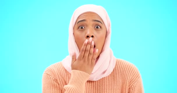 モックアップ 広告やプロモーションのための口の中で手でイスラム教徒の女性 すごいと驚き ヒジャーブと顔を持つイスラム教徒の女性 Emojidex 絵文字デックス カスタム絵文字サービスで販売 ゴシップや秘密の反応 — ストック動画