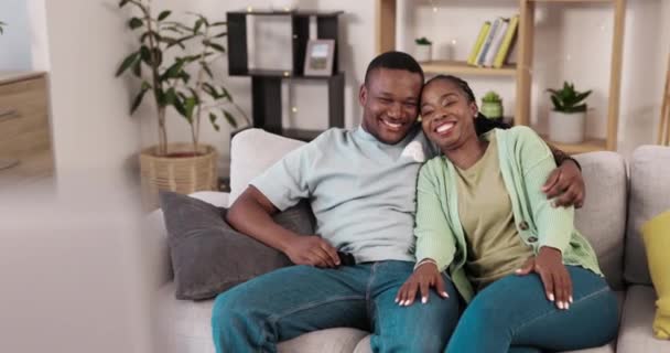 Amor Abraço Casal Assistindo Sofá Feliz Relaxar Sua Casa Juntos — Vídeo de Stock
