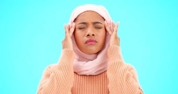 Μουσουλμάνα Γυναίκα Πονοκέφαλος Και Πόνος Στο Στούντιο Για Κατάθλιψη Άγχος — Αρχείο Βίντεο