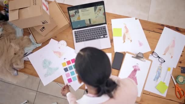Laptopscherm Modeontwerper Vrouw Met Website Design Online Winkelplanning Creatieve Schets — Stockvideo