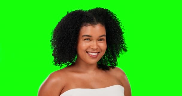 아름다움 스킨케어 초록색 화면에 얼굴이 그려져 화장을 하는데 미소를 짓는다 — 비디오