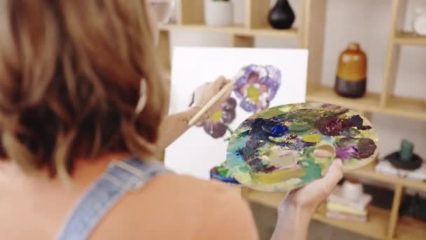 Femme Peintre Maison Avec Art Toile Papier Pour Créativité Pinceau — Video