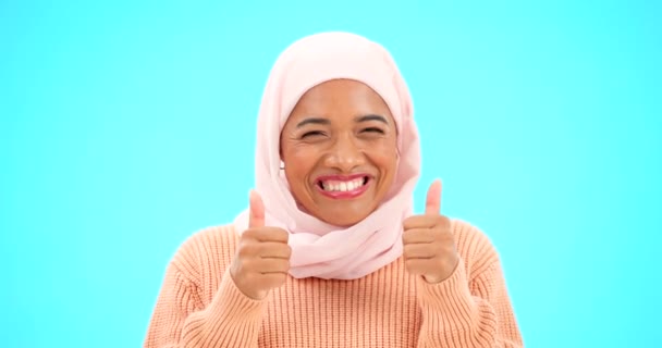 Muzułmanka Szczęśliwa Kciuki Góry Portret Studio Makiety Reklamy Lub Promocji — Wideo stockowe