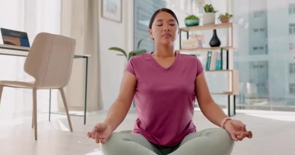 Διαλογισμός Yoga Lotus Και Γυναίκα Στο Σπίτι Για Προπόνηση Άσκηση — Αρχείο Βίντεο