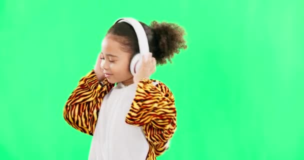 子供たち ダンスは スタジオストリーミングオーディオの緑の画面の背景に女の子と一緒に楽しみながら ラジオを聞きながら踊る小さな女性の子供たちのエネルギーと自由 — ストック動画
