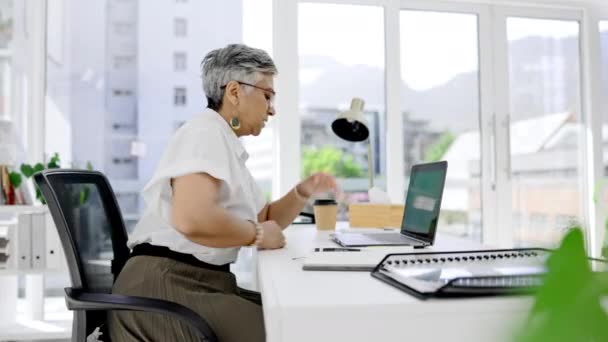 办公室压力和业务女性肌肉受伤 健康风险和疲劳在办公室办公桌 不舒服的女工 脊柱问题和受伤身体 脊柱侧弯和关节的不良姿势 — 图库视频影像