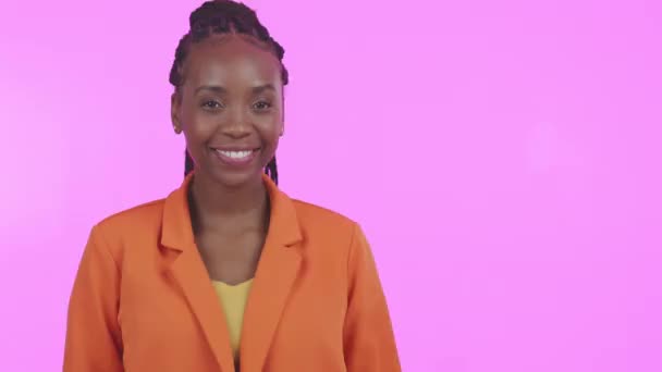 黑人妇女 演播室和指向模仿空间与手 兴奋的脸和广告粉红背景 公司的非洲主管 产品的摆放 以及在肖像中模仿快乐 — 图库视频影像