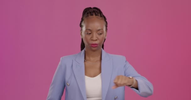 Verontrustende Late Zwarte Vrouw Met Een Horloge Een Studio Die — Stockvideo