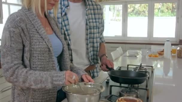 Matlagning Hjälp Och Frukost Med Par Köket För Kärlek Bindning — Stockvideo