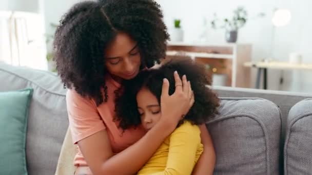 Triste Confortable Madre Con Niño Sofá Para Compasión Apoyo Emocional — Vídeos de Stock