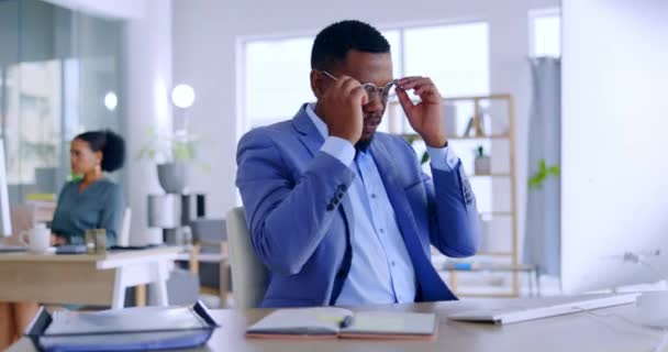 Zwarte Man Hoofdpijn Burn Out Financiële Stress Angst Overwerkt Computer — Stockvideo