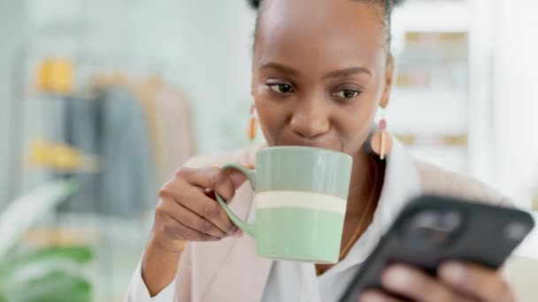 チャット ミームやメッセージのための電話やコーヒーを持つソーシャルメディア 笑いと黒の女性 仕事中のモバイルアプリでコミュニケーションを読みながら ハッピー 面白いとアフリカの従業員はお茶を飲む — ストック動画