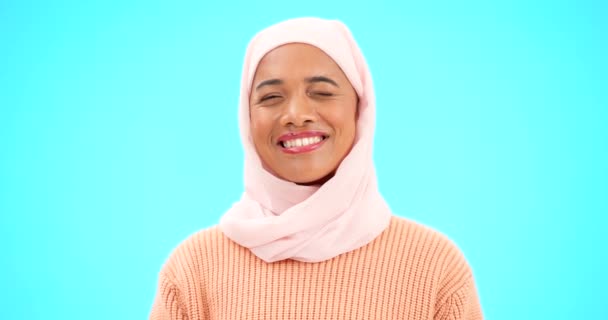 Мусульманин Подмигни Лицо Женщины Улыбкой Счастьем Добротой Исламская Женщина Хиджабом — стоковое видео