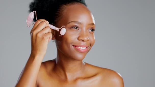 Růžový Křemenný Válec Černá Žena Masáž Obličeje Modelky Kosmetickým Ošetřením — Stock video