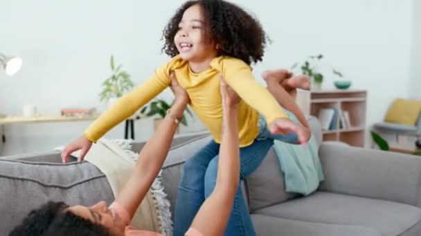 孩子和举重在家中的沙发上 带着对黑人家庭的爱 关怀和支持 女人和女孩在一起 在客厅里聚精会神 寻欢作乐 同时带着活力和微笑 — 图库视频影像