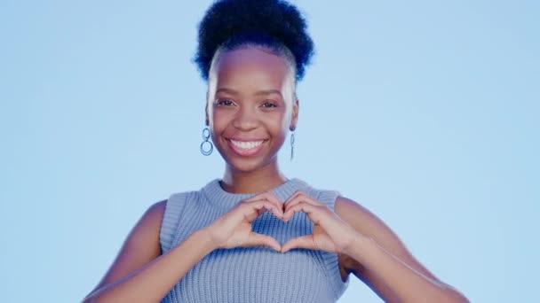 Feliz Coração Rosto Uma Mulher Negra Estúdio Com Uma Mentalidade — Vídeo de Stock